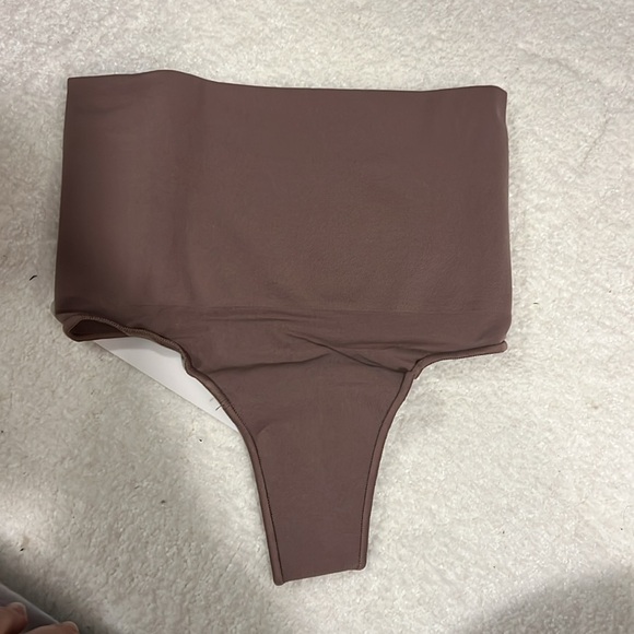 Skims core control thong - Picture 3 of 4